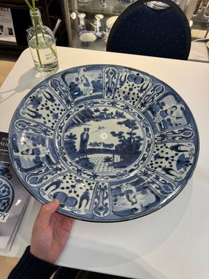 A massive Japanese Arita blue and white 'fisherman' dish, Edo, 17th C. — 照片 1