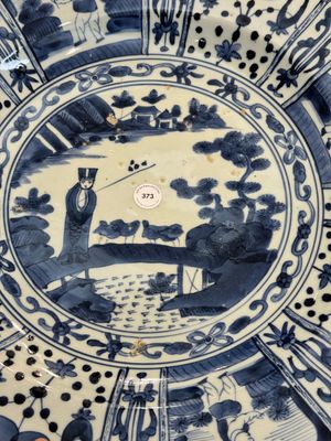 A massive Japanese Arita blue and white 'fisherman' dish, Edo, 17th C. — 照片 2