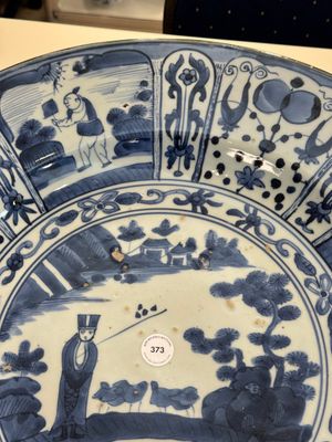 A massive Japanese Arita blue and white 'fisherman' dish, Edo, 17th C. — 照片 3