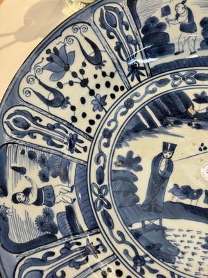 A massive Japanese Arita blue and white 'fisherman' dish, Edo, 17th C. — 照片 4
