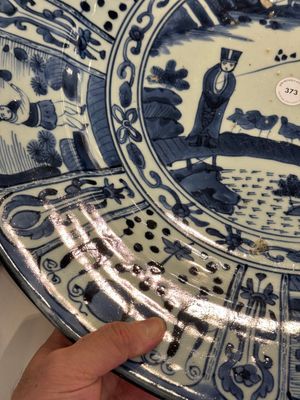 A massive Japanese Arita blue and white 'fisherman' dish, Edo, 17th C. — 照片 5