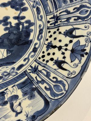 A massive Japanese Arita blue and white 'fisherman' dish, Edo, 17th C. — 照片 7