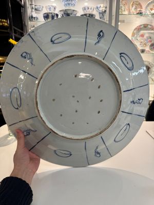 A massive Japanese Arita blue and white 'fisherman' dish, Edo, 17th C. — 照片 9