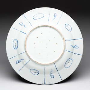 A massive Japanese Arita blue and white 'fisherman' dish, Edo, 17th C. — 照片 2
