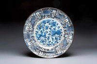 A massive Japanese Arita blue and white gilt-decorated dish with floral design, Edo, 17th C.