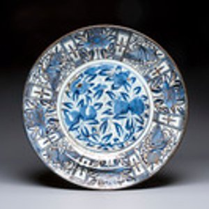 A massive Japanese Arita blue and white gilt-decorated dish with floral design, Edo, 17th C. — photo 1