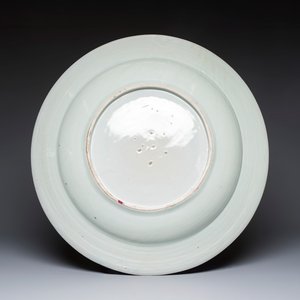 A massive Japanese Arita blue and white gilt-decorated dish with floral design, Edo, 17th C. — photo 2