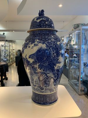 A massive Japanese blue and white Arita vase and cover with an eagle, a shishi and cub, 19th C. — photo 1