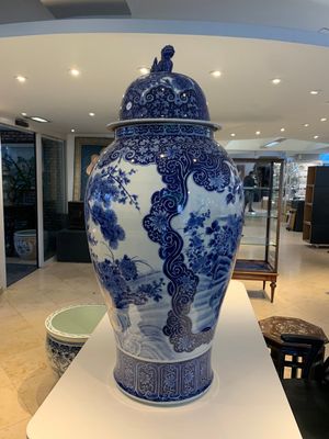 A massive Japanese blue and white Arita vase and cover with an eagle, a shishi and cub, 19th C. — photo 2