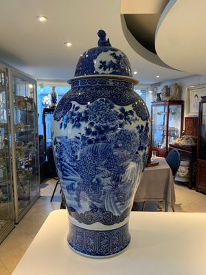 A massive Japanese blue and white Arita vase and cover with an eagle, a shishi and cub, 19th C. — photo 3