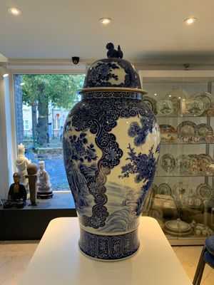 A massive Japanese blue and white Arita vase and cover with an eagle, a shishi and cub, 19th C. — photo 4