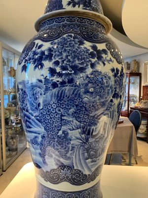 A massive Japanese blue and white Arita vase and cover with an eagle, a shishi and cub, 19th C. — photo 5