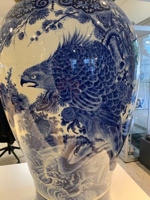 A massive Japanese blue and white Arita vase and cover with an eagle, a shishi and cub, 19th C. — photo 6