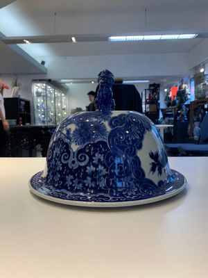 A massive Japanese blue and white Arita vase and cover with an eagle, a shishi and cub, 19th C. — photo 8