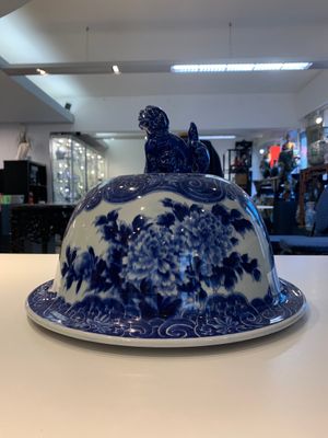 A massive Japanese blue and white Arita vase and cover with an eagle, a shishi and cub, 19th C. — photo 9