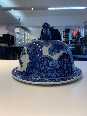 A massive Japanese blue and white Arita vase and cover with an eagle, a shishi and cub, 19th C. — photo 10