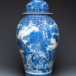 A massive Japanese blue and white Arita vase and cover with an eagle, a shishi and cub, 19th C. — photo 1