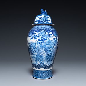 A massive Japanese blue and white Arita vase and cover with an eagle, a shishi and cub, 19th C. — photo 3