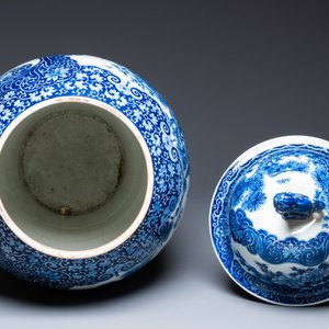 A massive Japanese blue and white Arita vase and cover with an eagle, a shishi and cub, 19th C. — photo 5