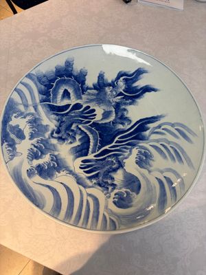 A massive Japanese blue and white 'Dragon among Sea Waves' dish, probably Arita, Meiji, 19th C. — photo 1