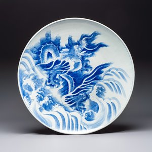 A massive Japanese blue and white 'Dragon among Sea Waves' dish, probably Arita, Meiji, 19th C. — photo 1