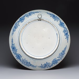 A massive Japanese blue and white 'Dragon among Sea Waves' dish, probably Arita, Meiji, 19th C. — photo 2