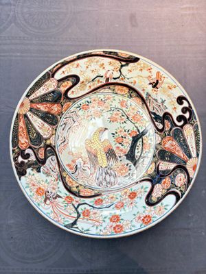 A massive Japanese Imari 'eagle' dish, Edo, first half 18th C. — 照片 1