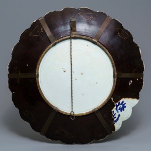 A massive Japanese lacquered porcelain dish, Arita, Edo, 17/18th C. — photo 2