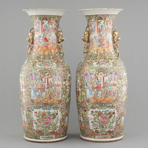 A massive pair of Chinese Canton famille rose floor vases, 19th C. — foto 1