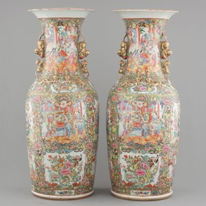 A massive pair of Chinese Canton famille rose floor vases, 19th C. — foto 3