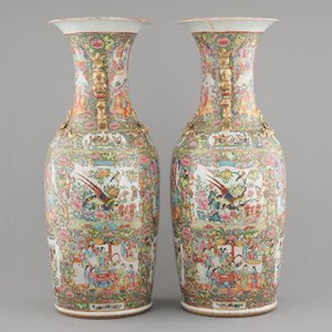 A massive pair of Chinese Canton famille rose floor vases, 19th C. — foto 4