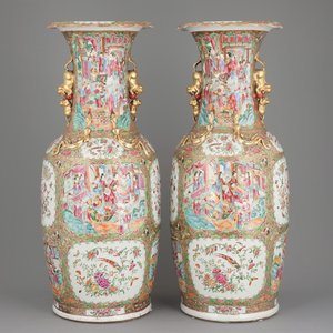 A massive pair of Chinese Canton famille rose floor vases, 19th C. — 照片 1