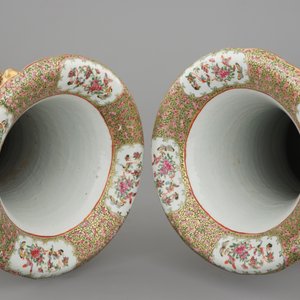A massive pair of Chinese Canton famille rose floor vases, 19th C. — 照片 2