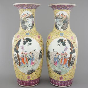 A massive pair of Chinese famille jaune and rose vases with elephants, early 19th C. — photo 1
