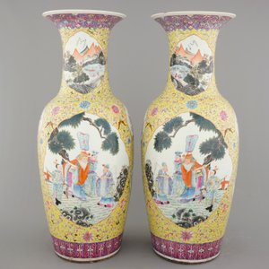 A massive pair of Chinese famille jaune and rose vases with elephants, early 19th C. — photo 2