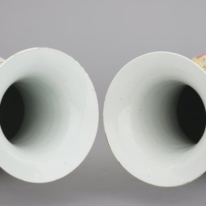 A massive pair of Chinese famille jaune and rose vases with elephants, early 19th C. — photo 3