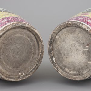 A massive pair of Chinese famille jaune and rose vases with elephants, early 19th C. — photo 4