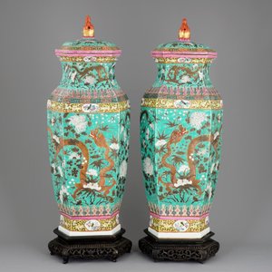 A massive pair of Chinese hexagonal turquoise ground vases and covers of Dayazhai style, 19th C. — 照片 2