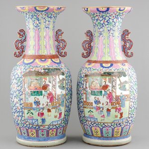 A massive pair of Chinese relief-decorated famille rose porcelain vases, 19th C. — foto 1