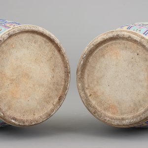 A massive pair of Chinese relief-decorated famille rose porcelain vases, 19th C. — foto 2