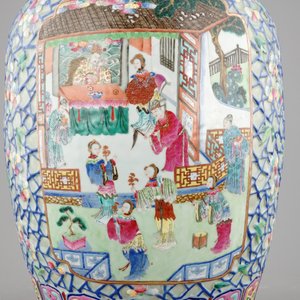 A massive pair of Chinese relief-decorated famille rose porcelain vases, 19th C. — foto 3