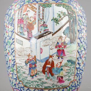 A massive pair of Chinese relief-decorated famille rose porcelain vases, 19th C. — foto 4