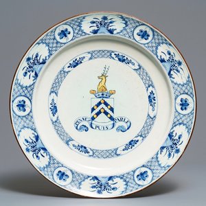 A massive polychrome Dutch Delft armorial dish, 18th C. — photo 1