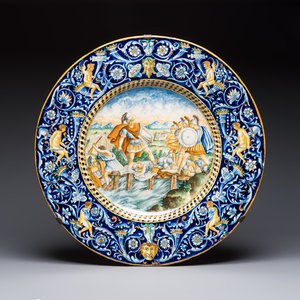 A massive polychrome Italian maiolica istoriato charger with a classical battle scene, 19th C. — photo 1