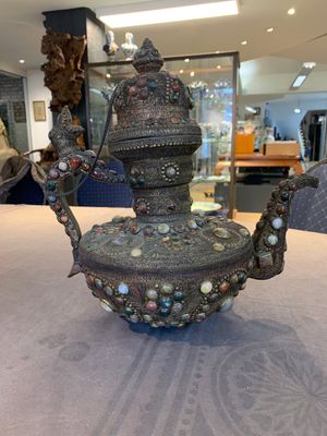 A massive Tibetan stone-inlaid copper filigree ewer and cover, 19/20th C. — photo 1