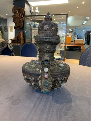 A massive Tibetan stone-inlaid copper filigree ewer and cover, 19/20th C. — photo 2