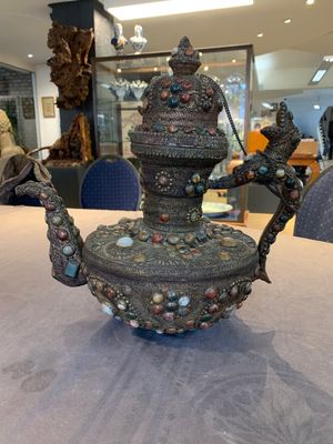 A massive Tibetan stone-inlaid copper filigree ewer and cover, 19/20th C. — photo 3