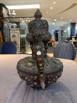 A massive Tibetan stone-inlaid copper filigree ewer and cover, 19/20th C. — photo 4