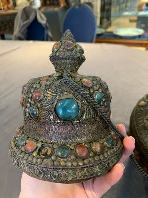 A massive Tibetan stone-inlaid copper filigree ewer and cover, 19/20th C. — photo 7