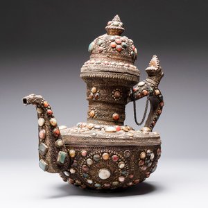 A massive Tibetan stone-inlaid copper filigree ewer and cover, 19/20th C. — photo 1